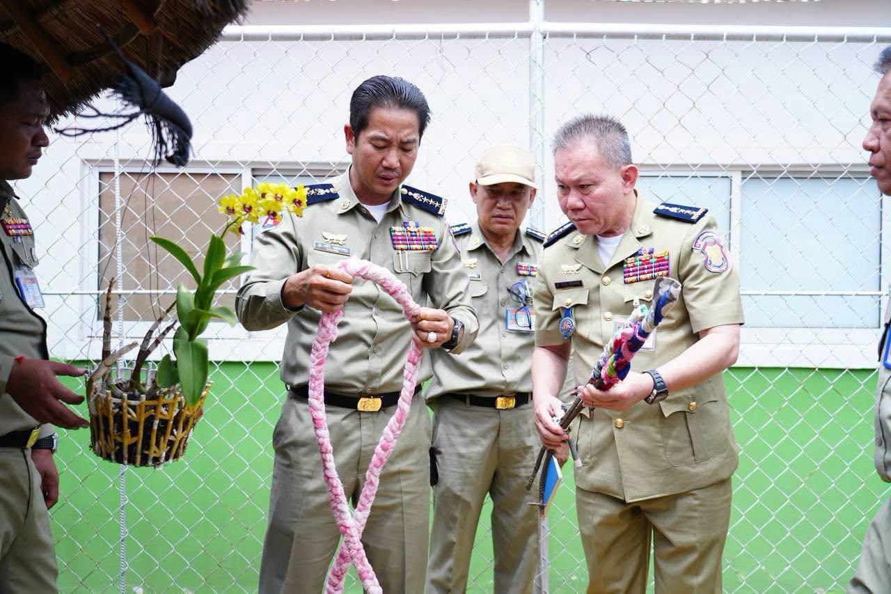柬埔寨监狱局长视察白梳监狱