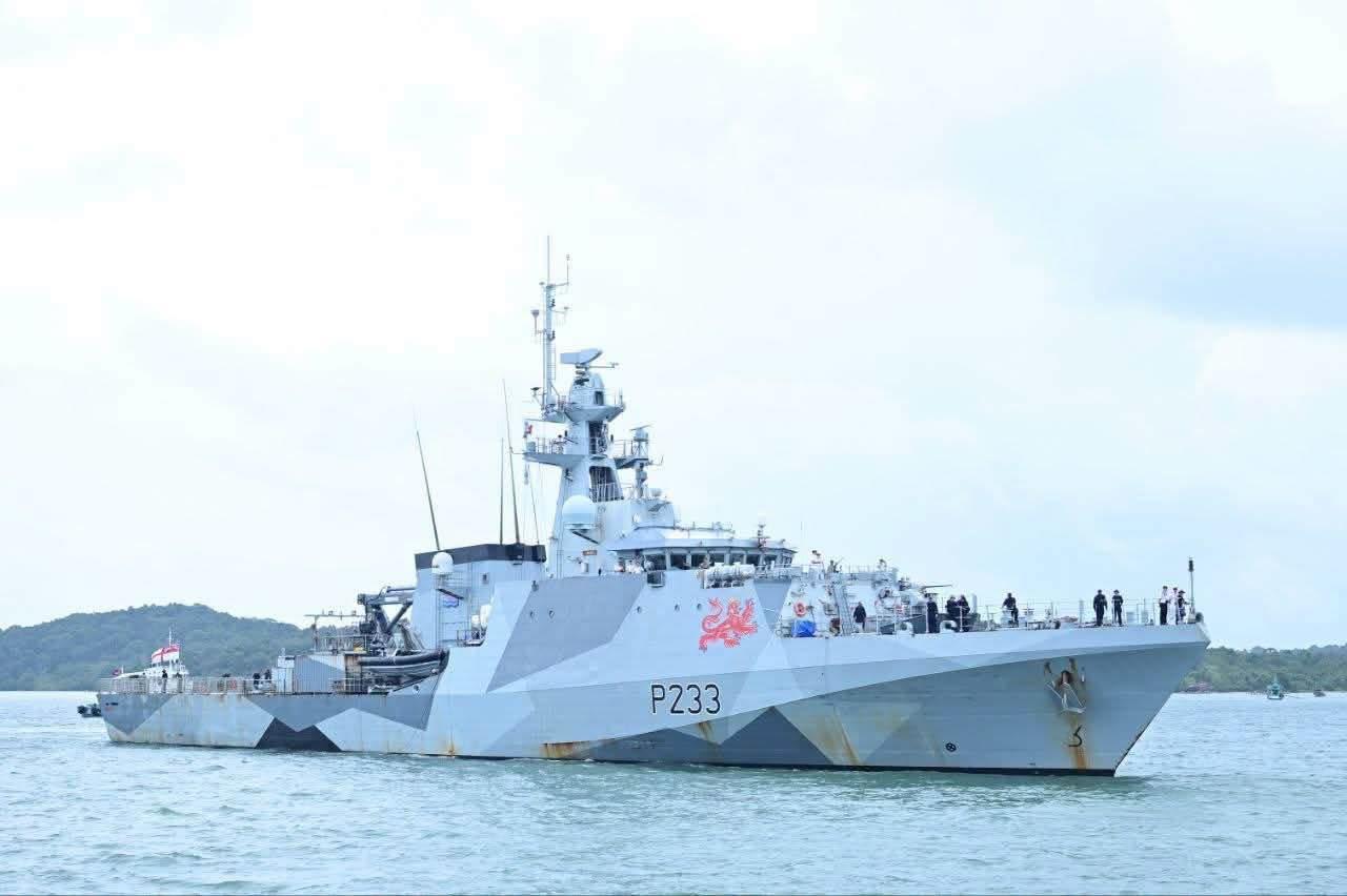英国军舰访问云壤海军基地