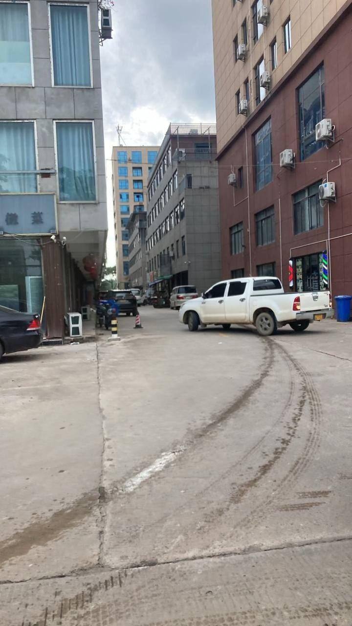 突发事件:金三角特内“鑫景国际”刚刚再次被突击检查,现场抓了100多个狗推,还缴获了大量作案设备。