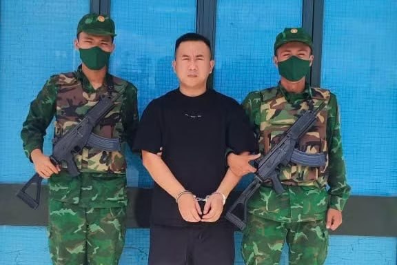 中国通缉男子准备从木牌口岸前往柬埔寨,出境检查时被当场拦下