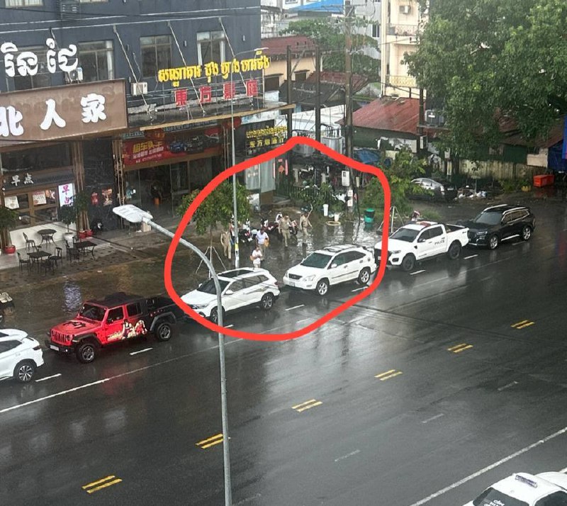 最新消息:西港“东方豪庭酒店”刚刚移民局警察抓走了两个人,附近的兄弟注意,检查还在继续!