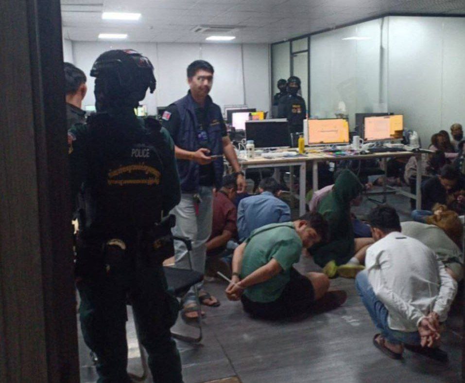 网友反馈:金边昨晚11点多的时候,警察突袭了金边KY酒店30楼,抓了十个打野的狗推。