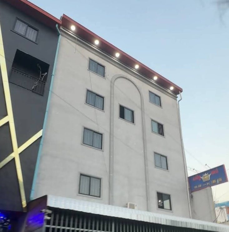 印尼人求救:疑遭囚禁从事电诈,40余人被困KTV旁建筑