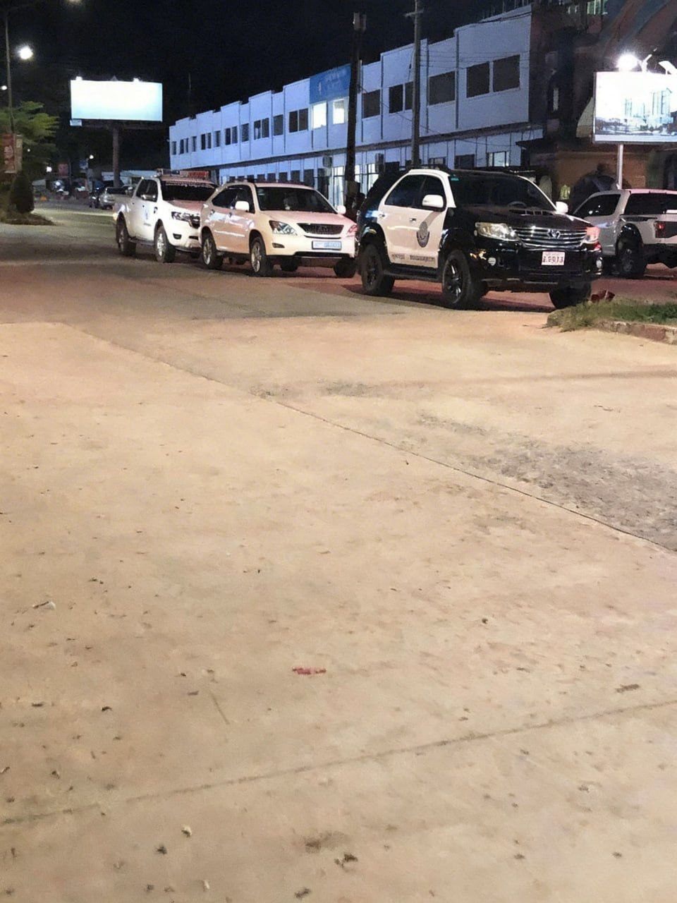 最新消息:🇰🇭戈公的如家酒店下午被执法人员突击检查,抓了10多个人