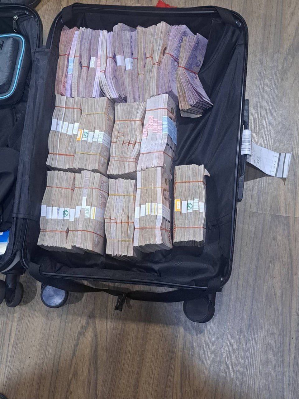 泰国新闻 曼谷豪华公寓突袭!中国籍电诈嫌犯落网,缴获超500万现金