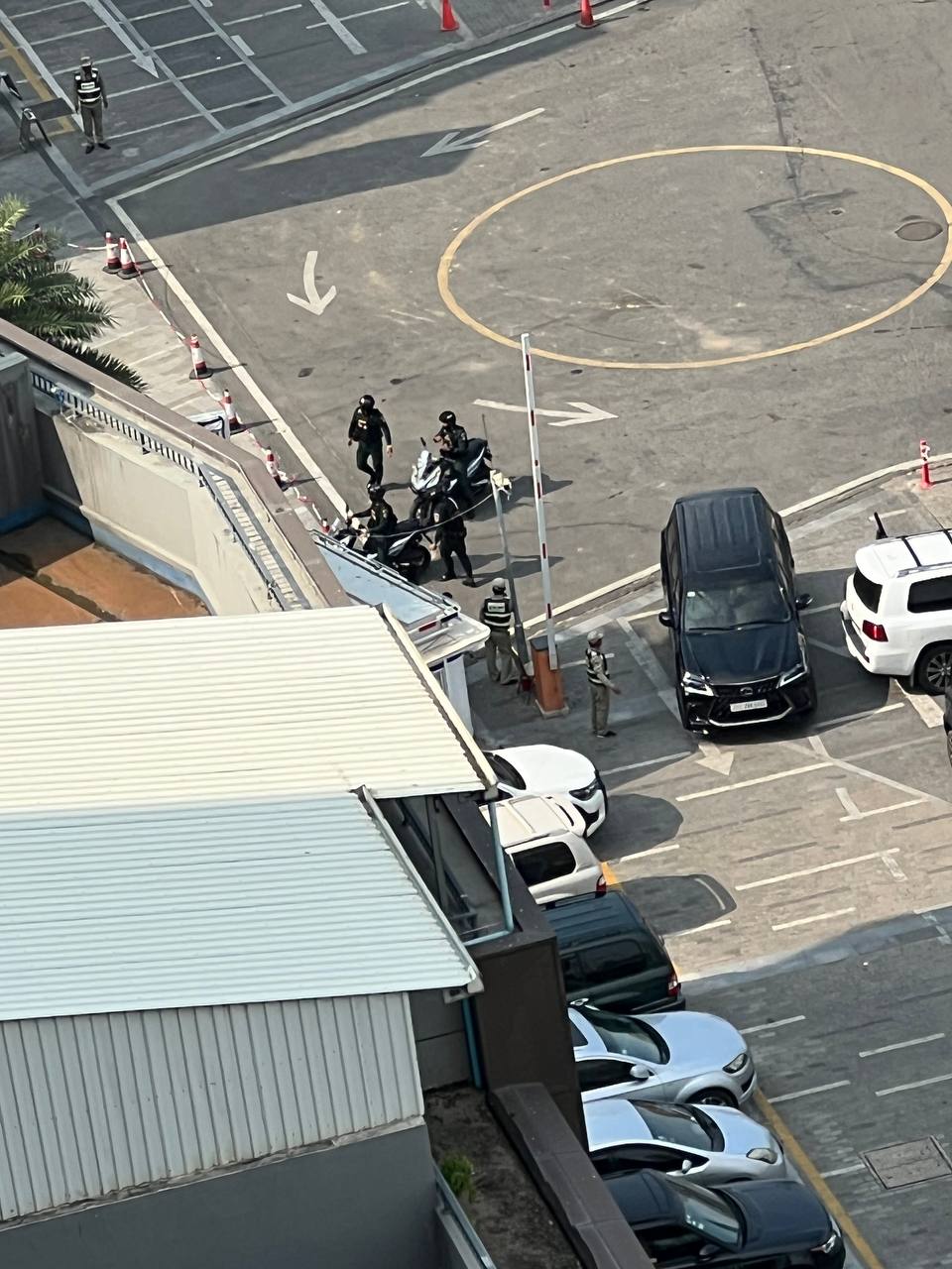 网友反馈:金边富力正门口,刚到宪兵和警察一车人,又来了八九辆铁骑车。
