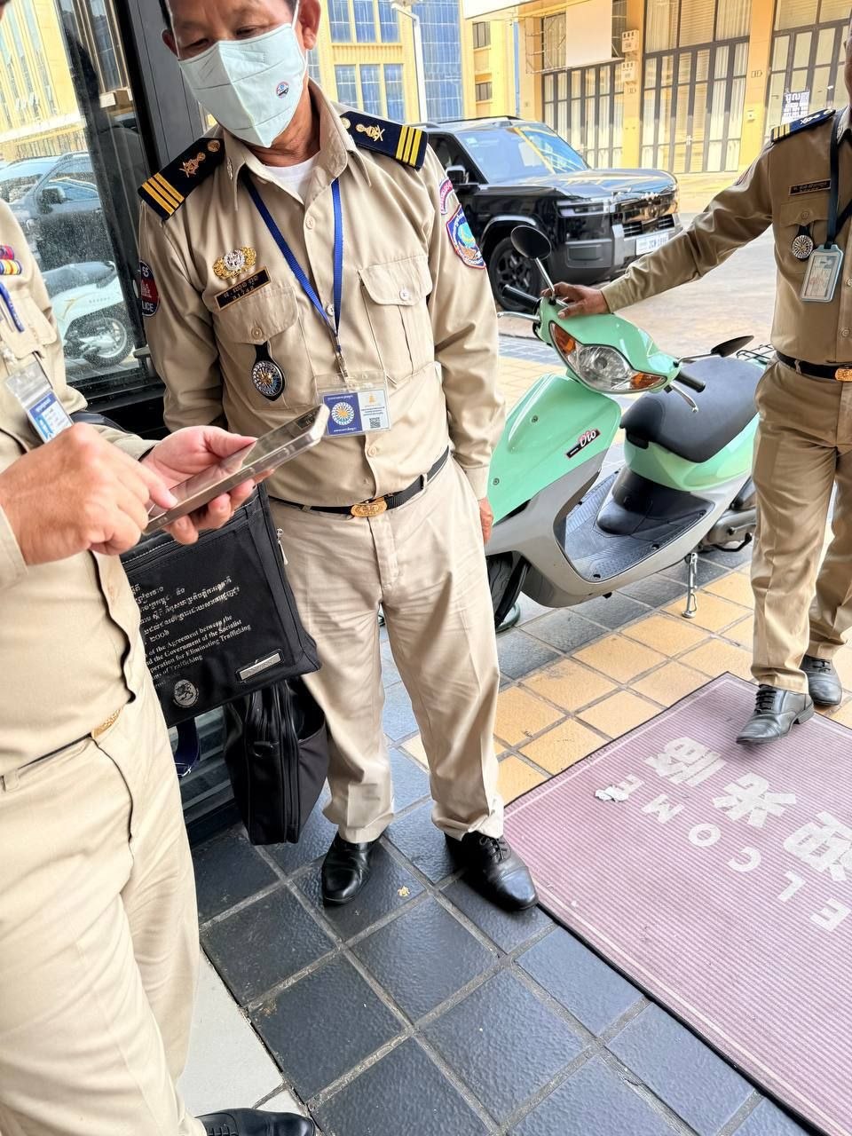 网友反馈:金边永旺二 中国超市背后宪兵在查商户护照和证件,全部都查。