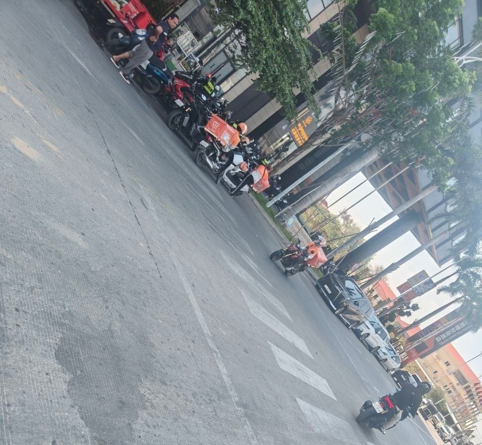 群友反馈:刚刚永旺二径地普尔曼,楼下几十号宪兵,在里面的兄弟抓紧。