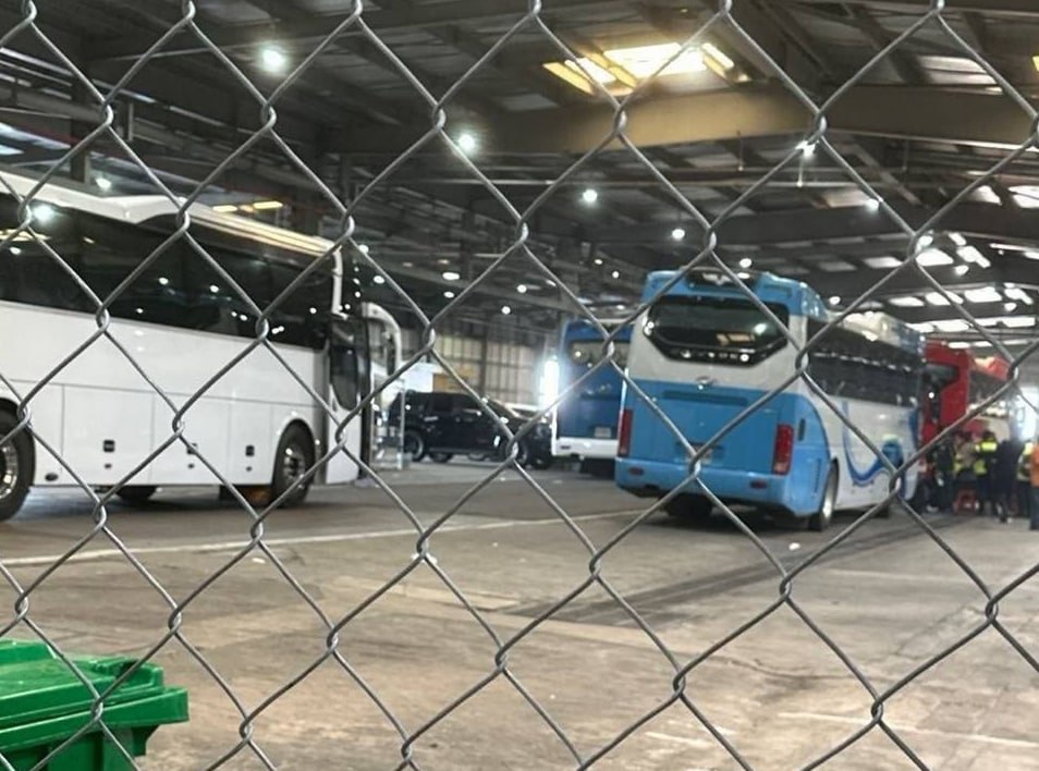群友投稿:金边旧机场安置点今天点名签字,要送走几百人