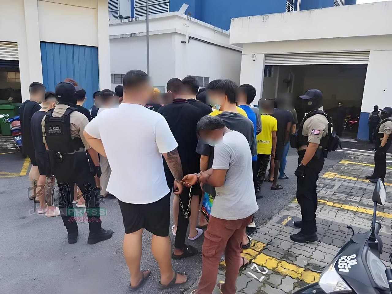 🇲🇾吉隆坡警方:KTV(宝丽金)遭暴徒打砸案涉黑帮恩怨,已逮捕45人!