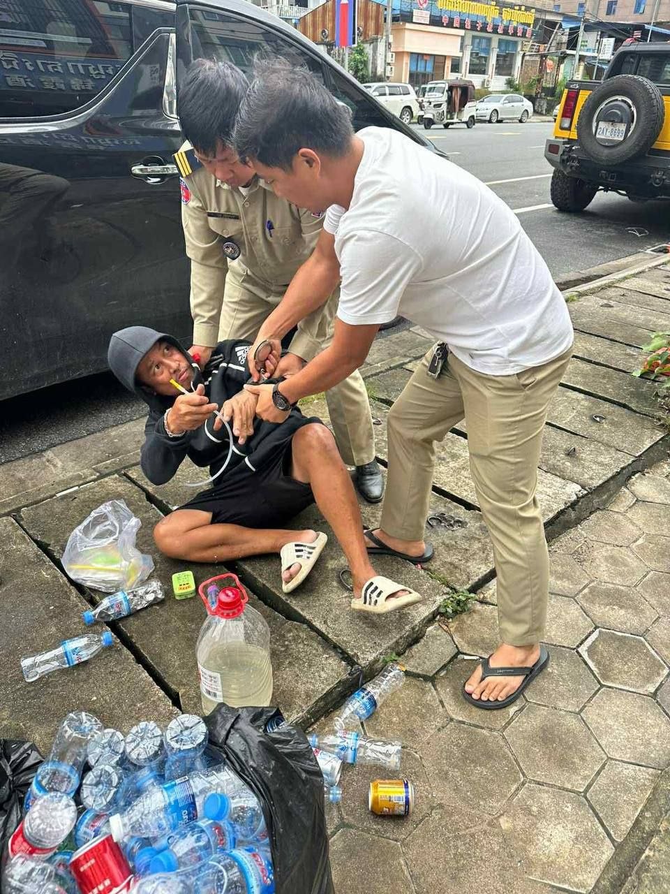群友投稿:大哥在西港当街头嗨毒,应该是精神有问题,大街上摆弄那些吸毒工具,警察已经带走了,刚刚的事。