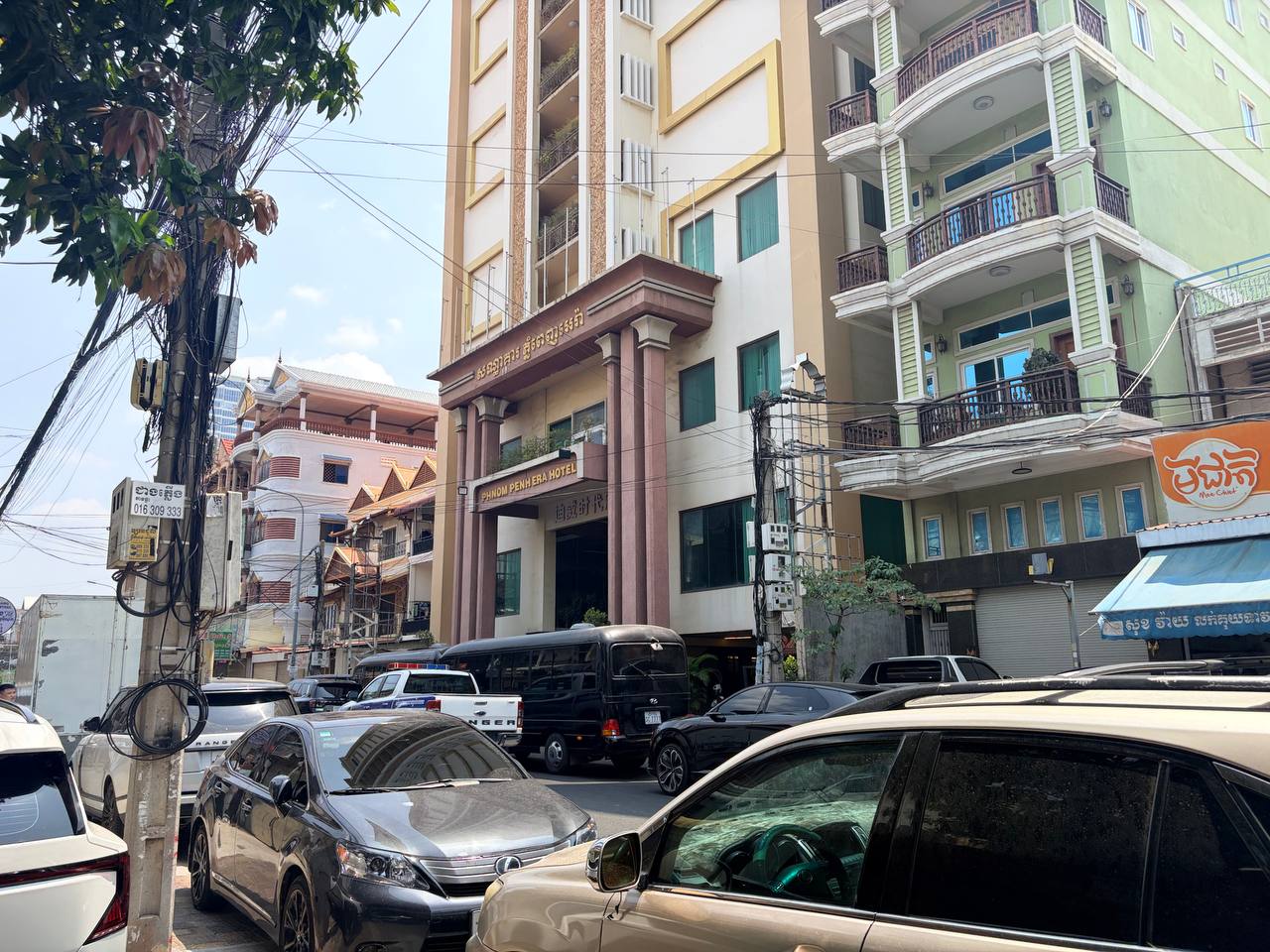 网友反馈:金边迪威时代酒店 早上被突袭,据说抓了几百人,楼下全是警车,到现在还在充值。