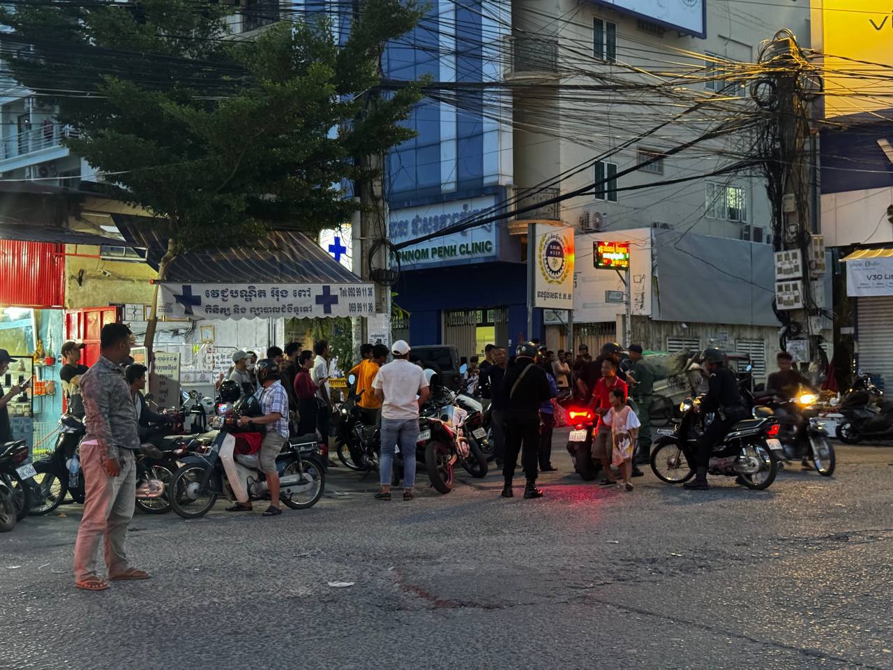 网友反馈:#金边 刚刚一处本地居民区,有一名中国人被带走,具体情况暂不清楚。