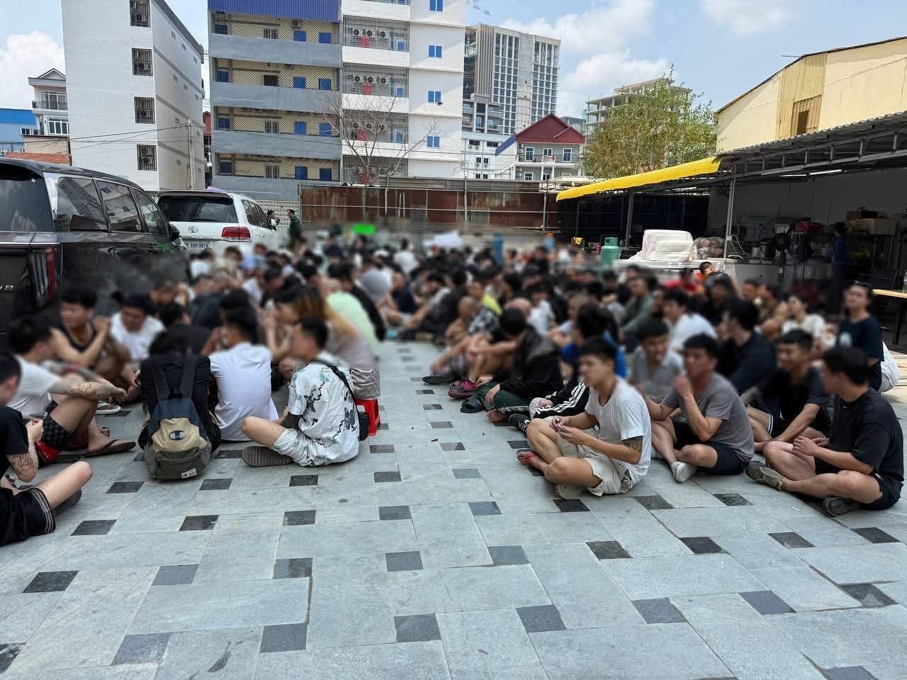 最新消息:波贝刚刚跑了几百狗推有一部分人被捕捉回来了。