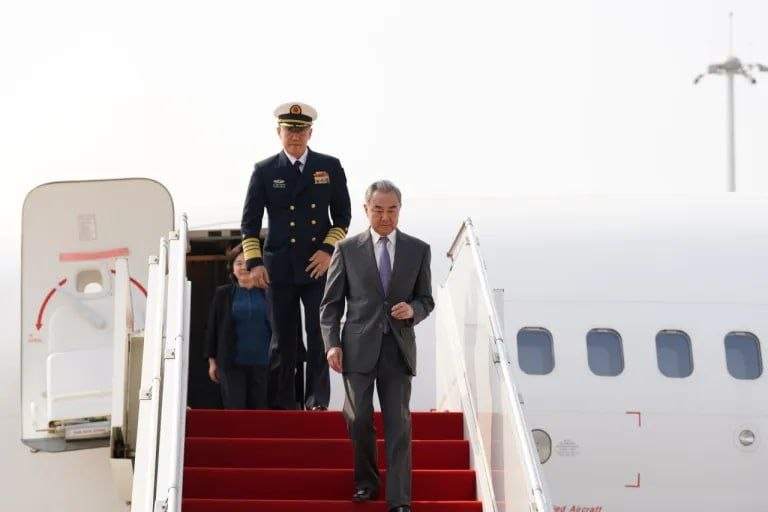 中国外长王毅、防长董军抵达金边