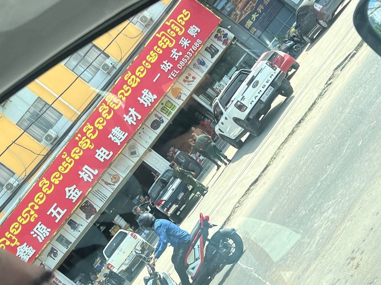 网友投稿:🇰🇭西港“OB2 ”刚过来很多警察,有在附近打野的要注意了!