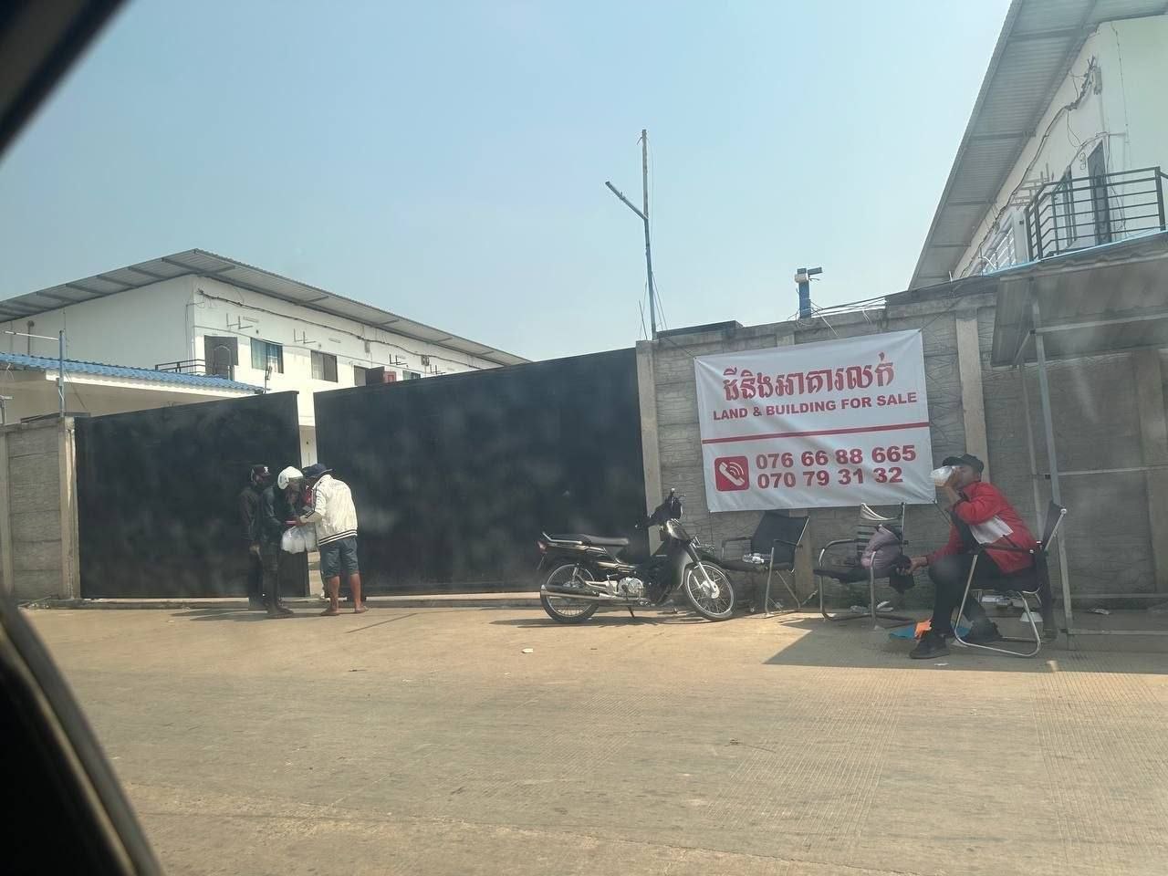 网友曝光 我是昨天从波贝宝龙3跑出来的里面还有很多推推基本全是买来的人,不敢冲,我们这边是一开始看到一个傻逼内保的头头叫阿lei的,悄咪咪的去我们的房间叫两个自愿进来的人收拾好...