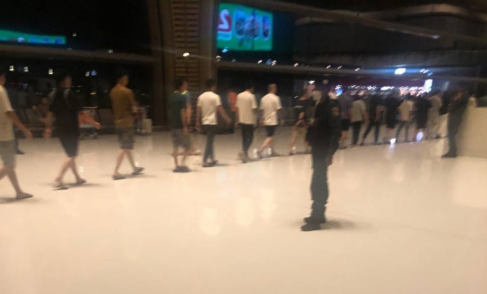 网友反馈:金边机场,刚刚又送了一批电信金融专家回国了,一条长龙排着队上飞机