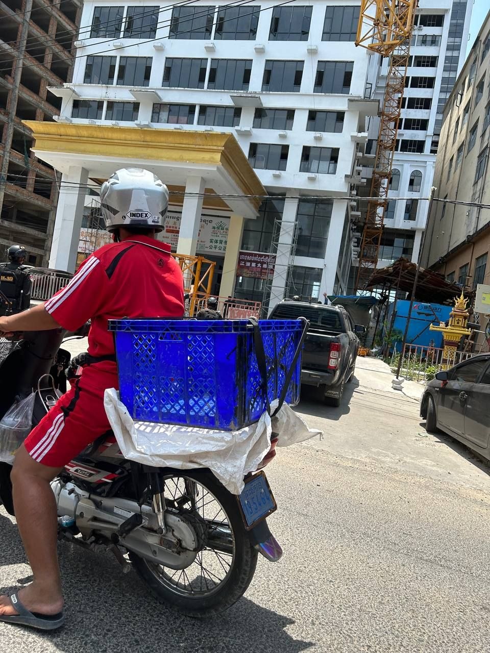 网友反馈:#西港 独立公园万龙国际酒店刚刚被围住了,好多宪兵和警察,在附近的注意了。