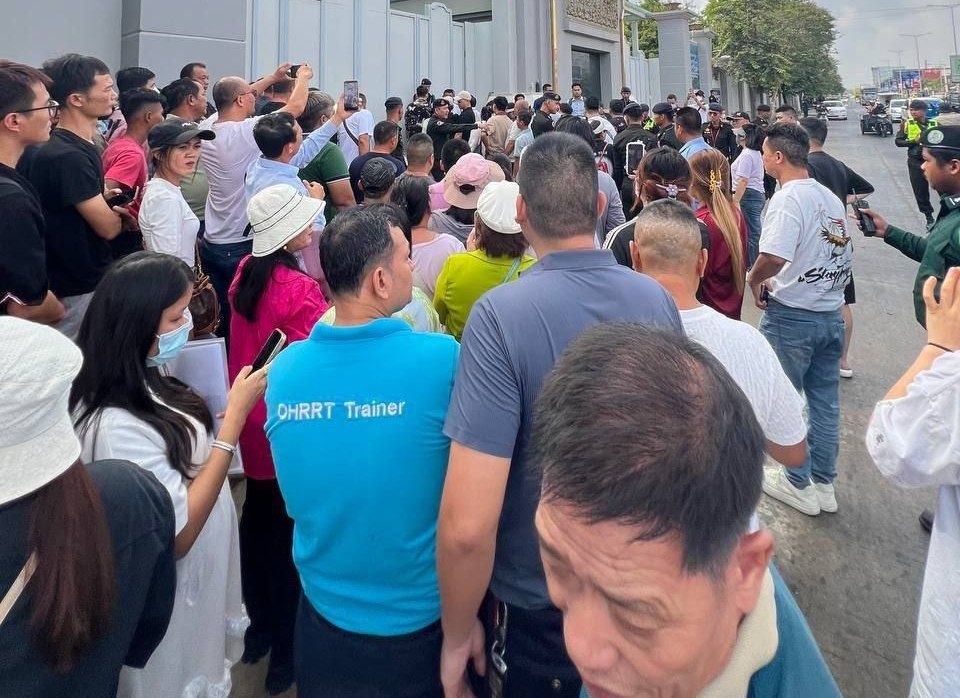 汇旺维权最新消息:目前现在人群拉起了横幅,举起了国旗,还有柬中领导的照片。