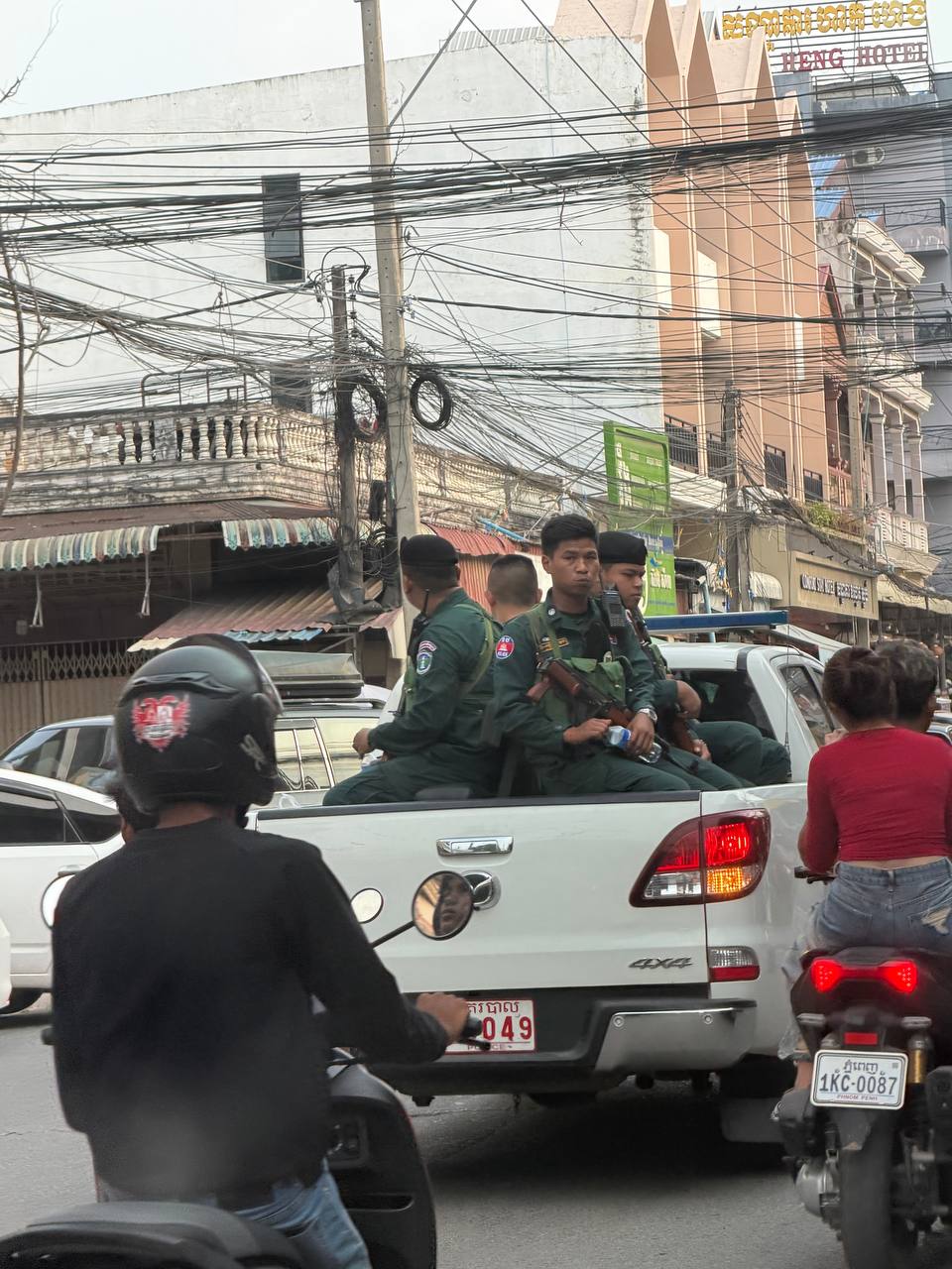 最新消息:波贝市区内现在大街上还有好多宪兵在到处巡逻,各位同胞不要出门,现在本地人看到就举报你。
