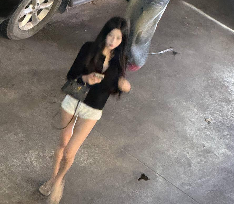 网友投稿 :在金边精虫上脑自己在脸书约了一个本地女孩,来之前一直要我房间号我说酒店是刷卡电梯我去接你,结果他说不给他不来,我就拍给他了,我一直让他开实时定位,到了之后我发现是两个人...