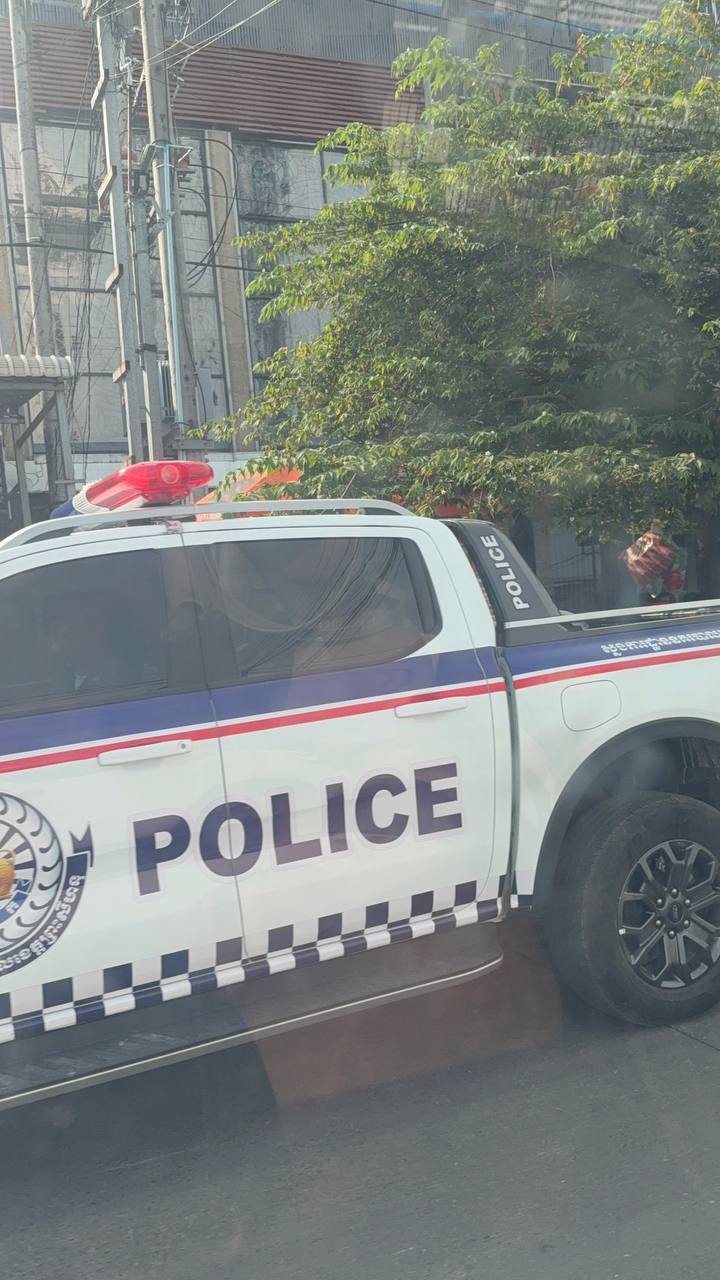 网友反馈:西港 现在这边正在大规模排查,有很多车在附近拉人,地点在凯旋国际美食城附近。听说还有中国警察参与。