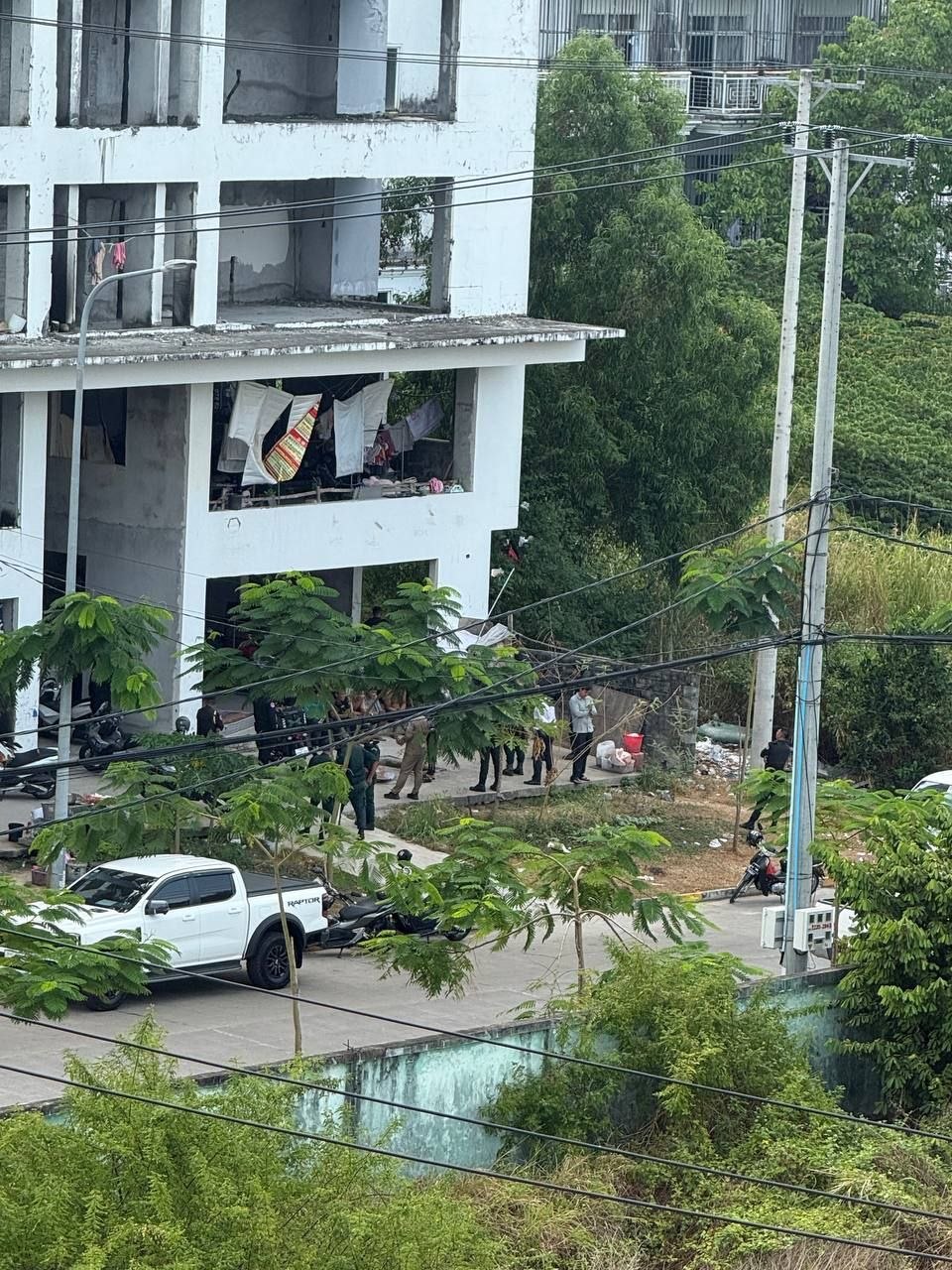 群友爆料:西港码头附近再查没有护照和电脑手机了。