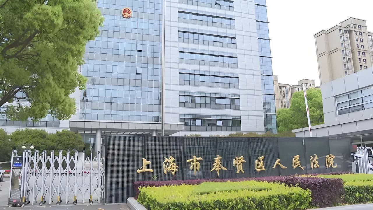 吃瓜 上海一男子许诺每月3万元,以包养为名欺骗4名女子骗财骗色,最终获刑7个月!