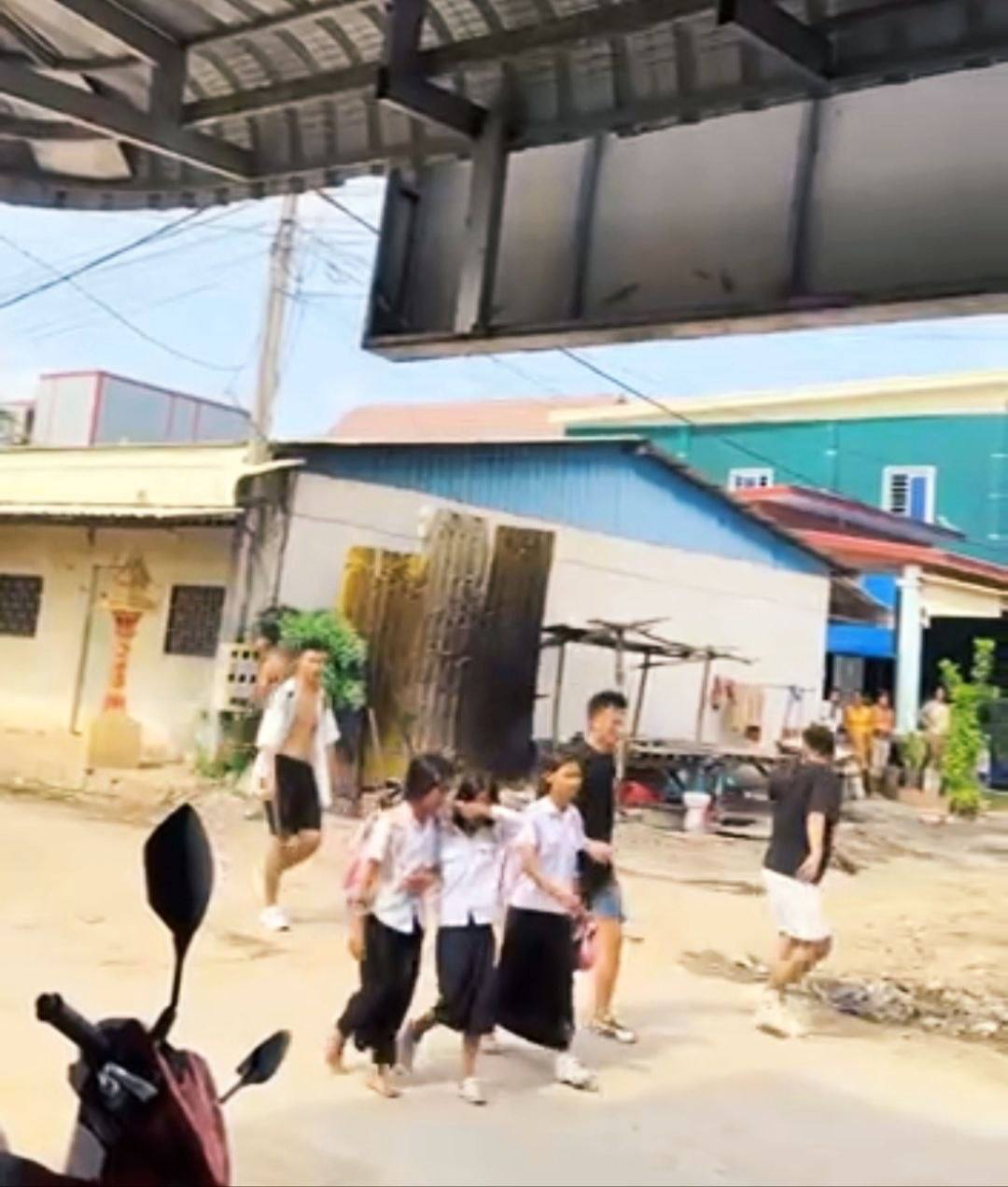 网友投稿 哪怕走几天山路都要离开!🤣