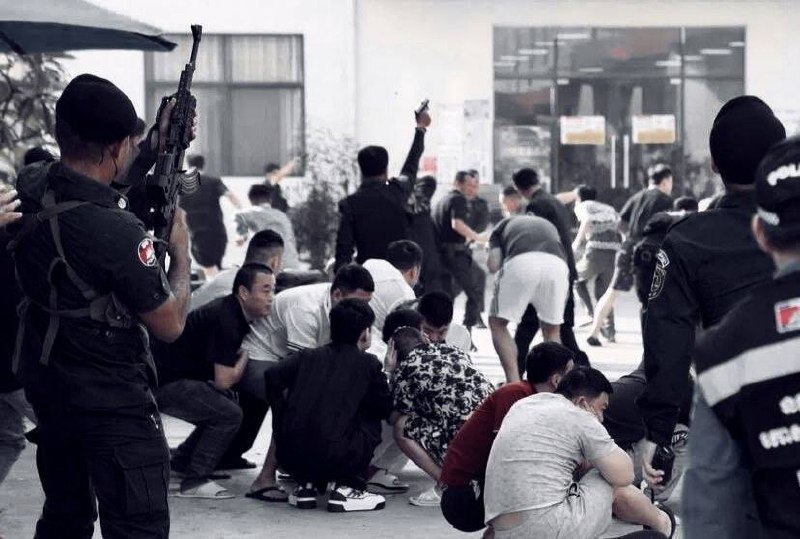 网友投稿:坐标西港雷姆区,距离四月份我们公司打野的别墅被端,过去整整十天,现场被抓三十几个人,逃出来三个,都是管理人员,而我就是其中一个。