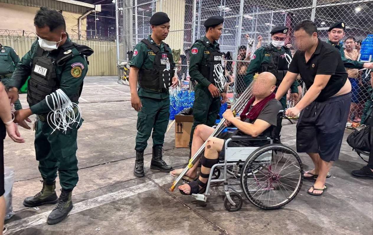 昨晚 166名涉嫌网络诈骗的中国公民被柬埔寨依法遣返