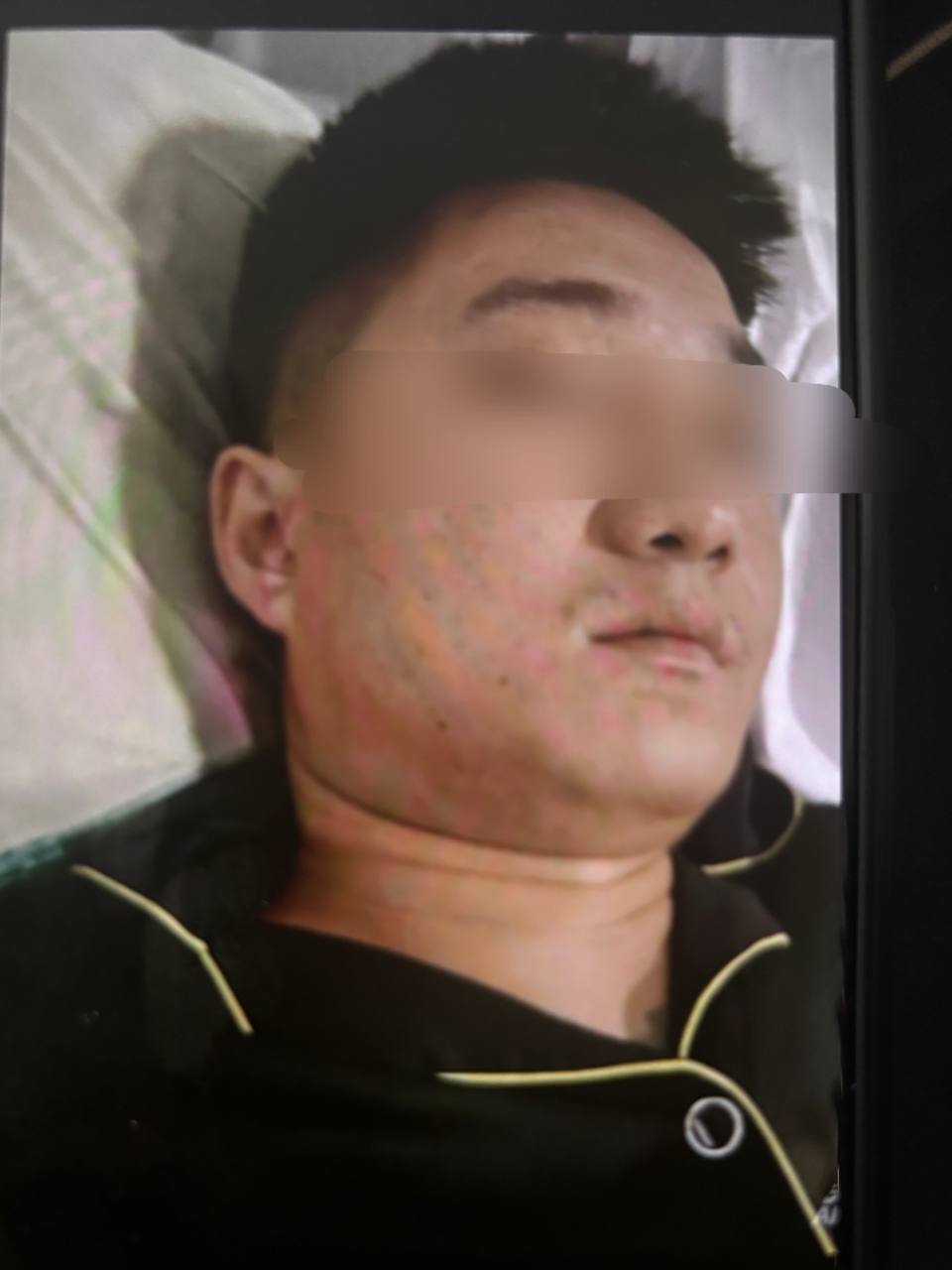网友爆料:此人名字叫 #卢堃,外号老九,广西壮族马山县鹿镇马头村人。他现在是广西省公安厅通缉对象,已经六七年没有回国了。