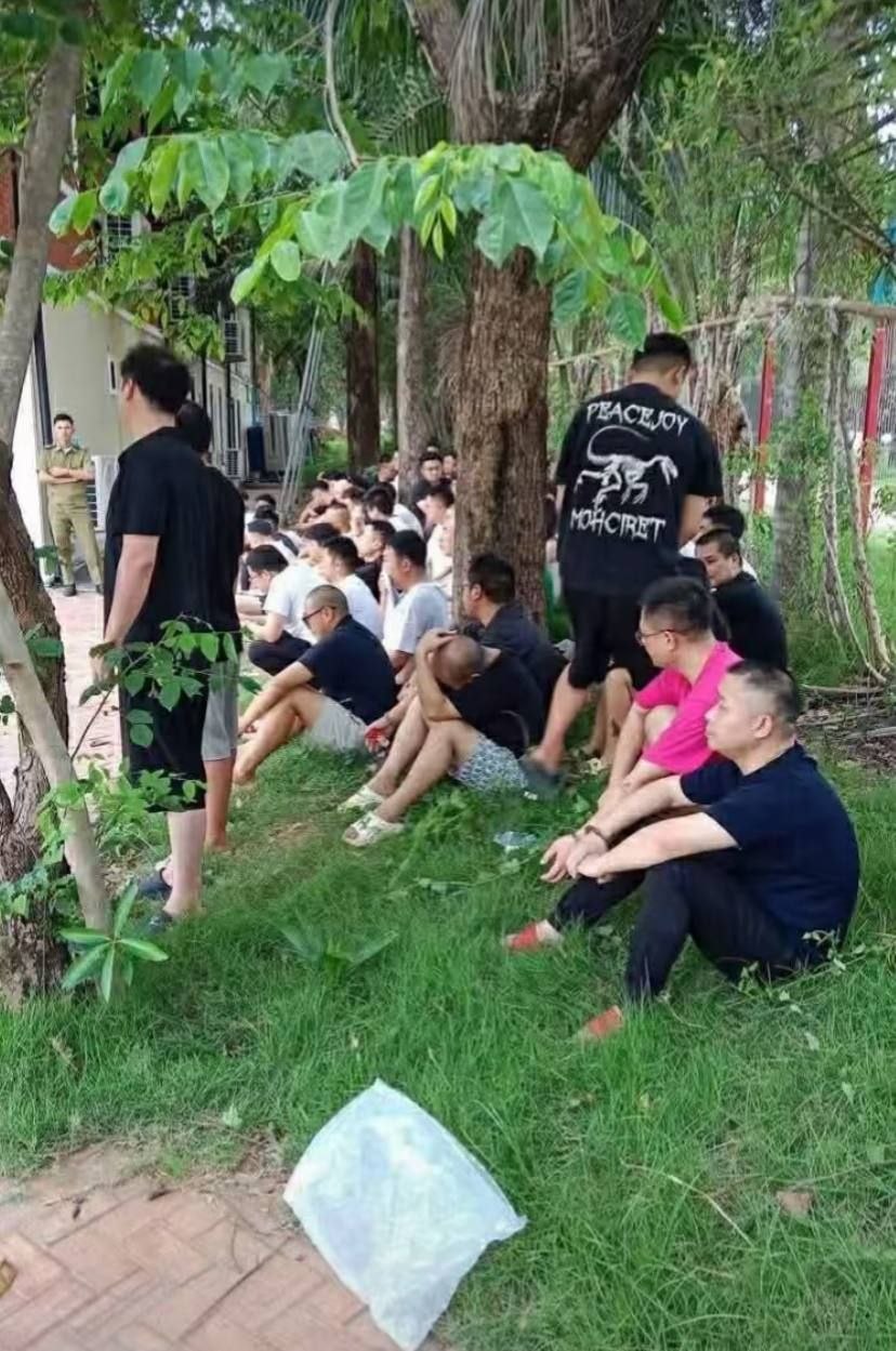 群友反馈:老挝沙湾拿吉昨天在酒店和别墅区逮捕了二百多个从柬埔寨回流的,听说本来要在沙湾拿吉建园区的,直接宣布破产了。