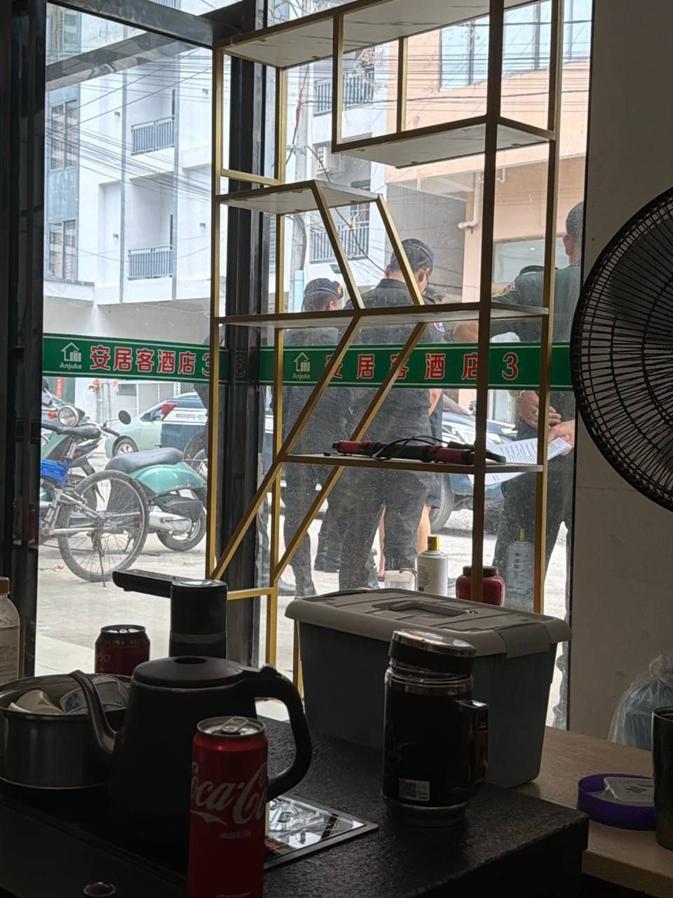 网友反馈:🇰🇭西港大浪淘沙有宪兵在查酒店,现在已经查到安居客酒店了,附近的兄弟们注意了