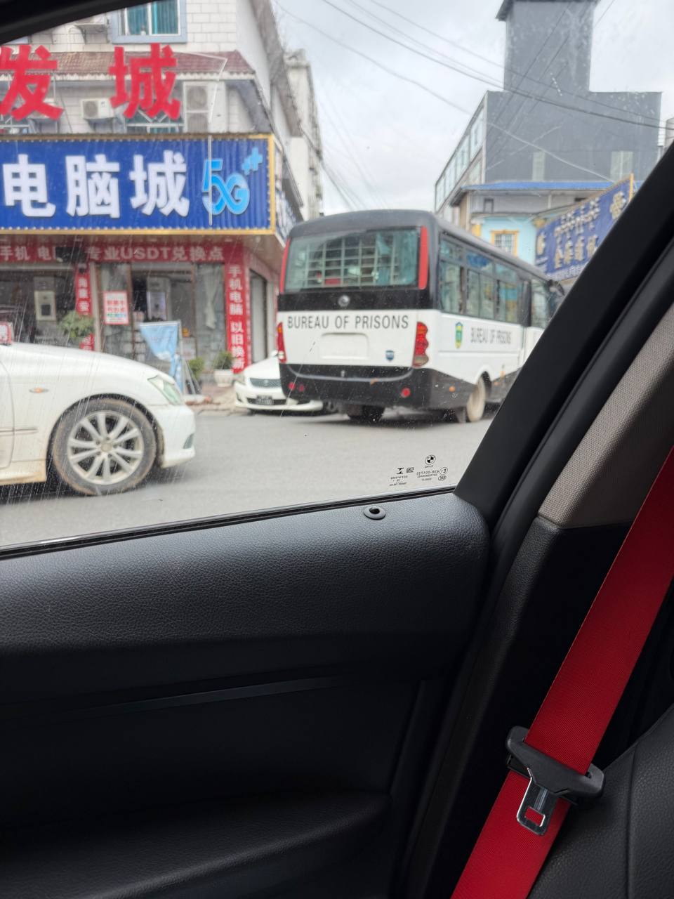 网友投稿:缅甸小勐拉,又有一车的金融分析师毕业了,现在已经踏上回国的路程继续深造。