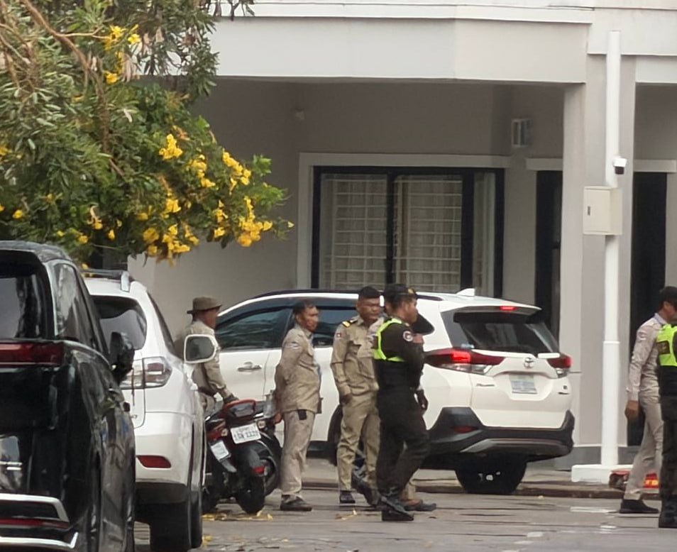 群友爆料:刚刚炳发城突然来了好多警察检查,住里面的兄弟们当心点哦。