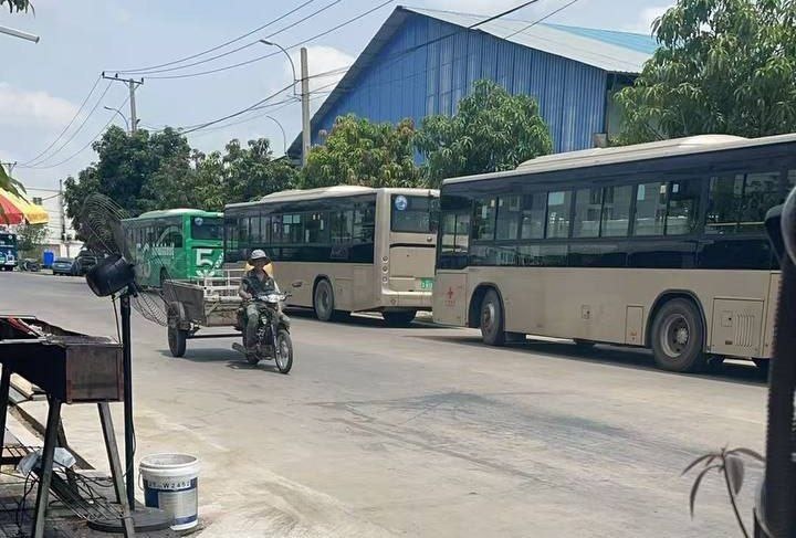 群友反馈:金边2号路新世界2期,3期同时都有警察宪兵小区查证。
