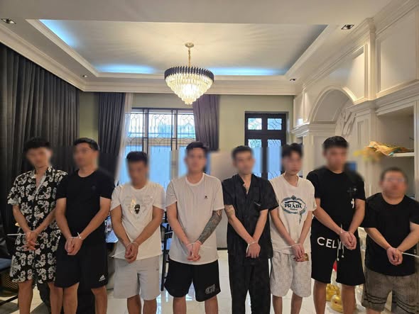 金边警方突袭网络诈骗窝点 9名嫌犯落网并缴获枪支设备