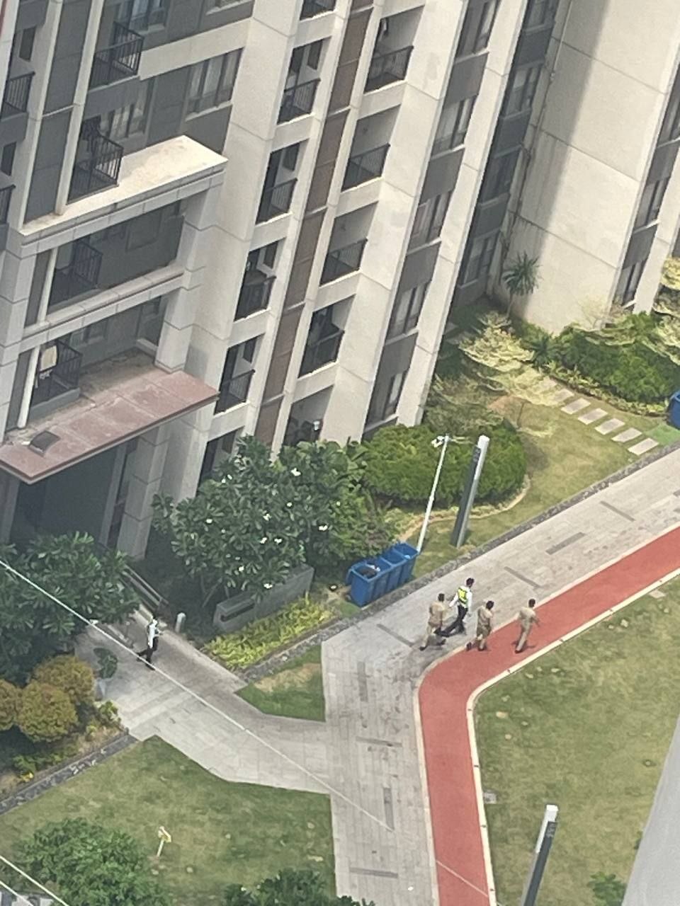 网友反馈:🇰🇭金边富力今天又被移民局的人突击检查了,门口里面都有人蹲守。