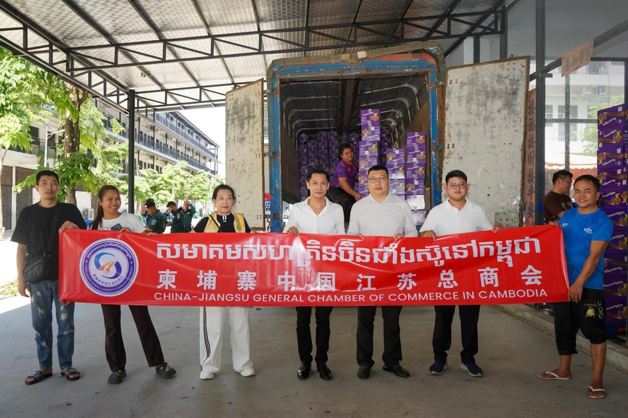 江苏商会向柬埔寨移民总局捐赠3000箱方便面,援助涉网络诈骗被羁押中国公民
