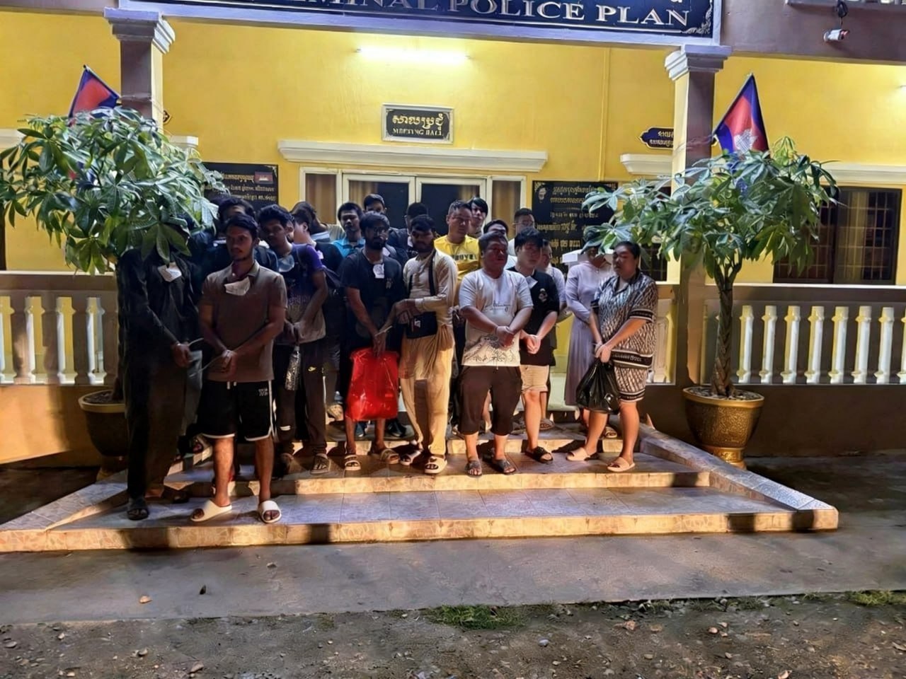 🇰🇭木牌环球商业广场抓捕最新消息:昨天下午木牌抓捕111名涉诈人员并缴获大量证据。