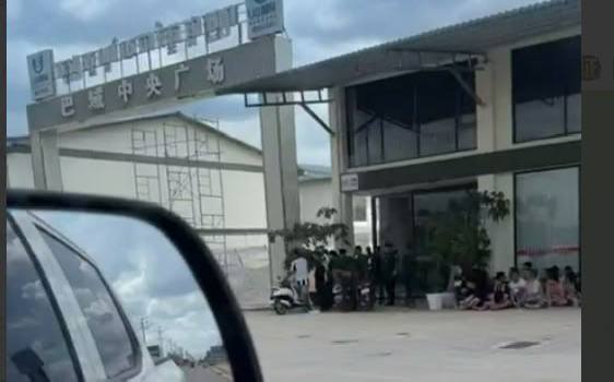 网友反馈:木牌巴域中央广场今天被宪兵队突袭了,据说已经抓了几十个,现场门口有20多个狗推被摁住了。