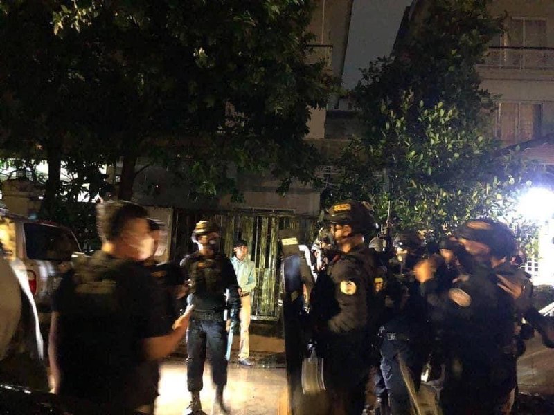 网友反馈:西港OB别墅区警方今晚抓捕了3个涉嫌领导参与电信诈骗人员,据说是龙国名单上的。