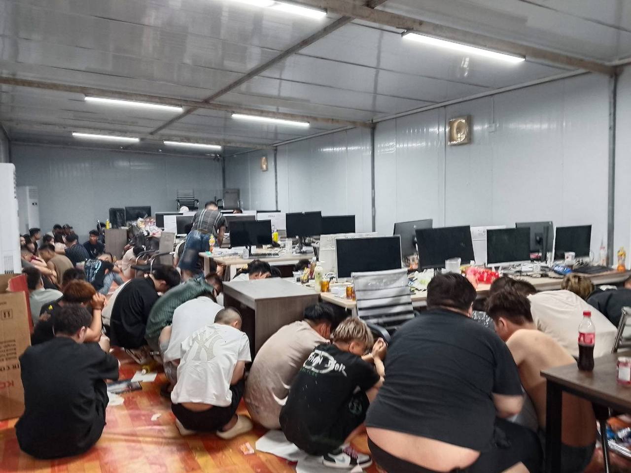 最新消息: 🇱🇦老挝万象公安总局警方在万象市塔銮努亚村抓获88名诈骗团伙成员