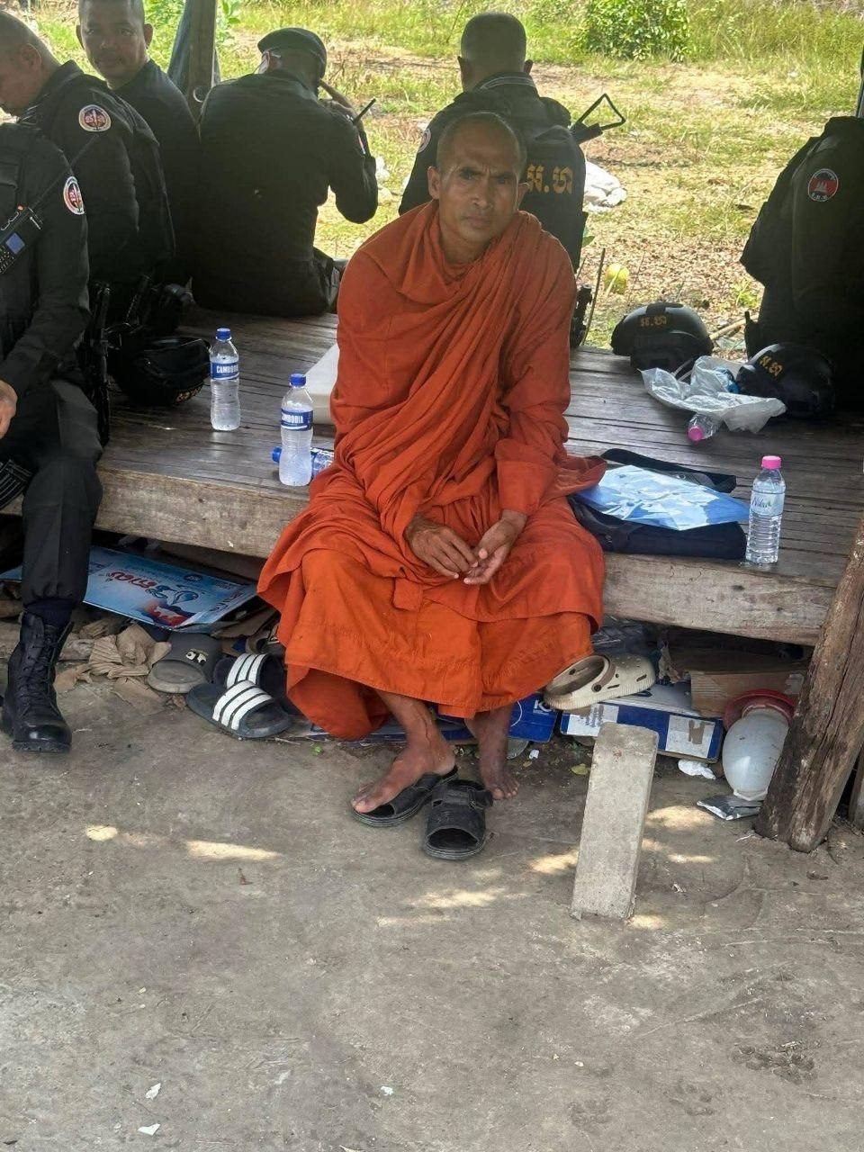白天敲木鱼,晚上数美金?柬埔寨僧侣开电诈园区爆红网络
