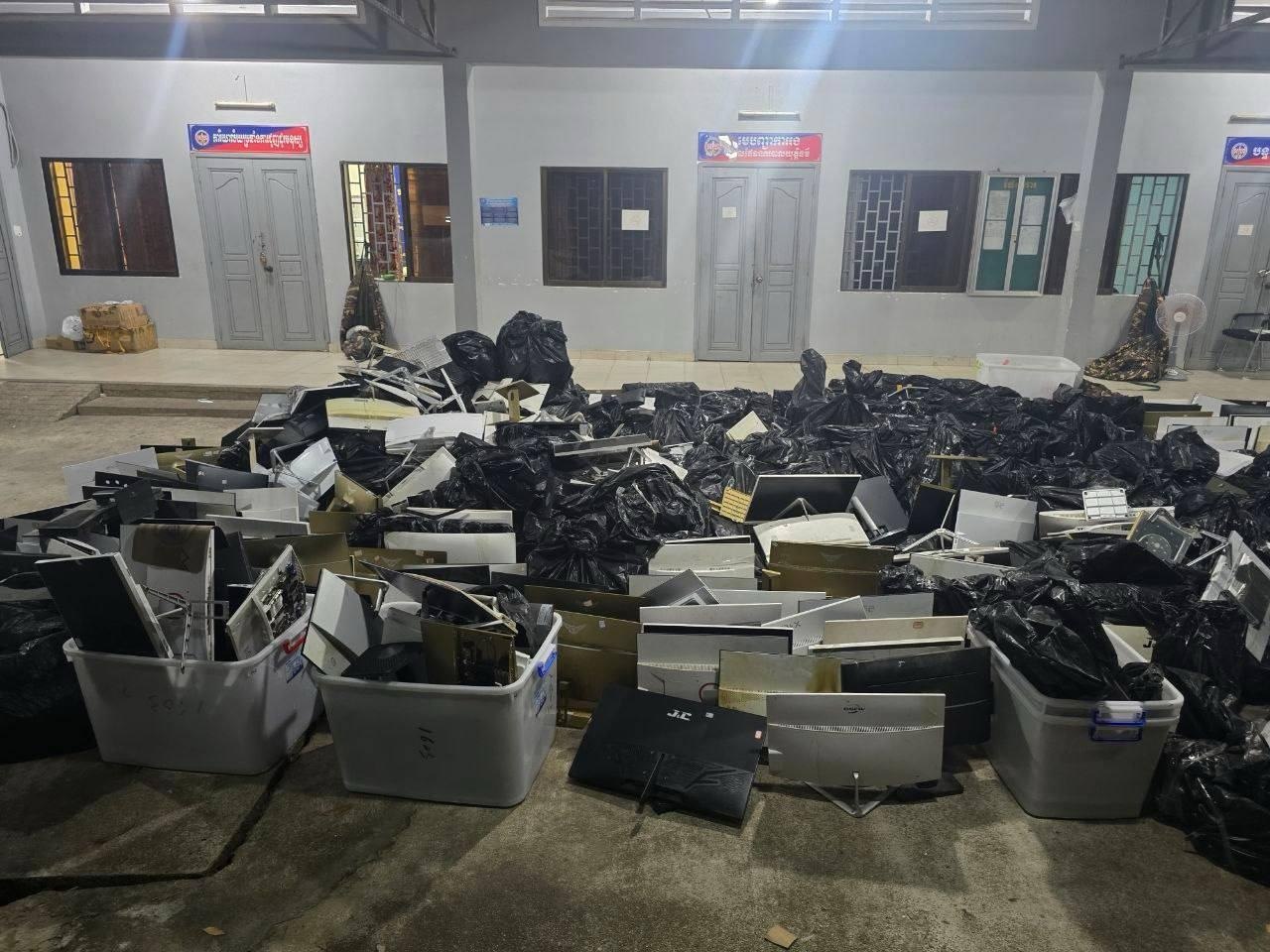 🇰🇭西港凯撒皇宫赌场(鹰煌赌场)被西港宪兵司令兴文迪亲自带队查抄,现场发现大量放在黑色垃圾袋里的电脑设备。