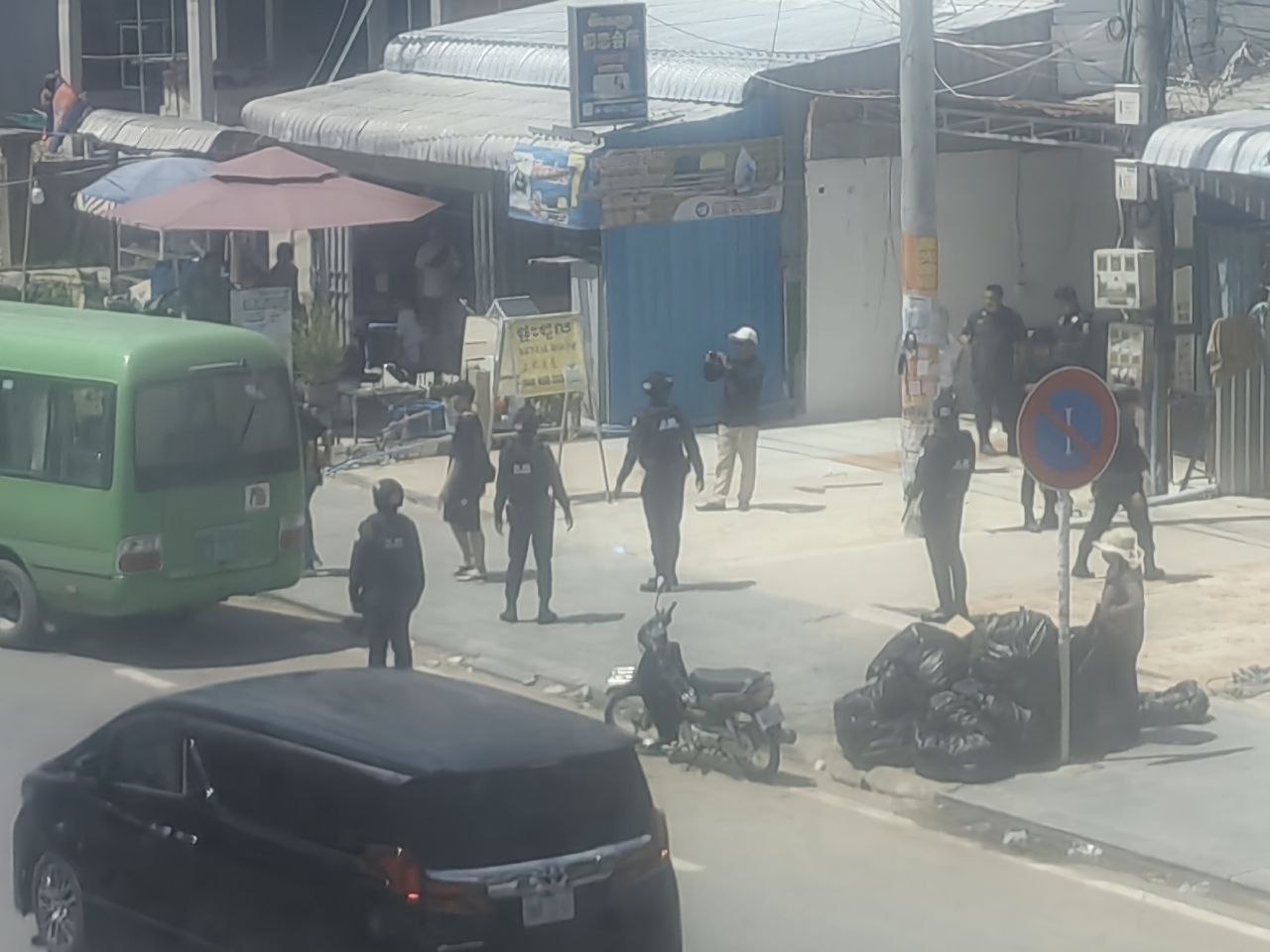 网友反馈:财通城市广场前面,刚刚有十几个人被宪兵抓了,直接用大巴车带走了。
