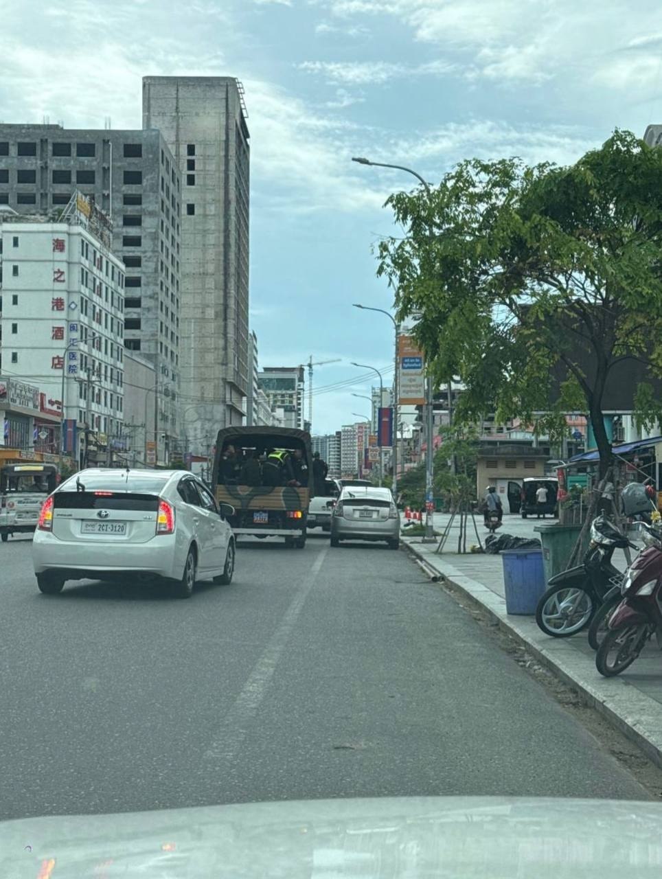 群友爆料:博莱又来了一卡车警察 据说3楼包厢内有人办公 持续增援