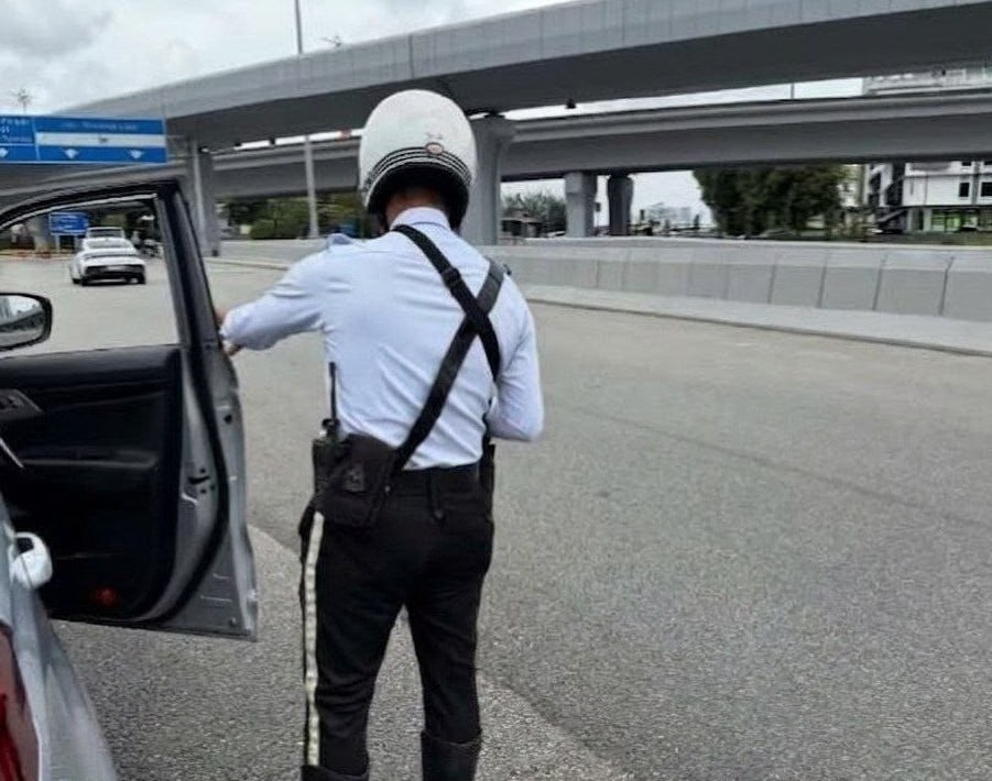 群友投稿:吉隆坡警察查手机和护照。